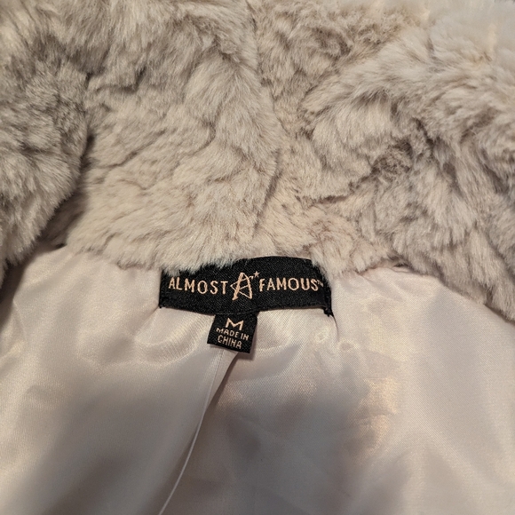 Short , fur, waist jacket. Lined, pockets, zippered, stand . - Picture 3 of 6